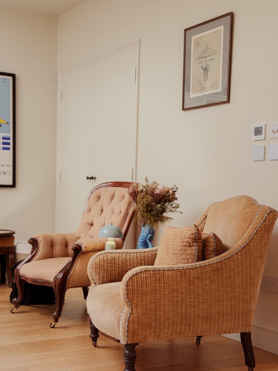 Limehouse Cottage: sitting room with a pair of armchairs